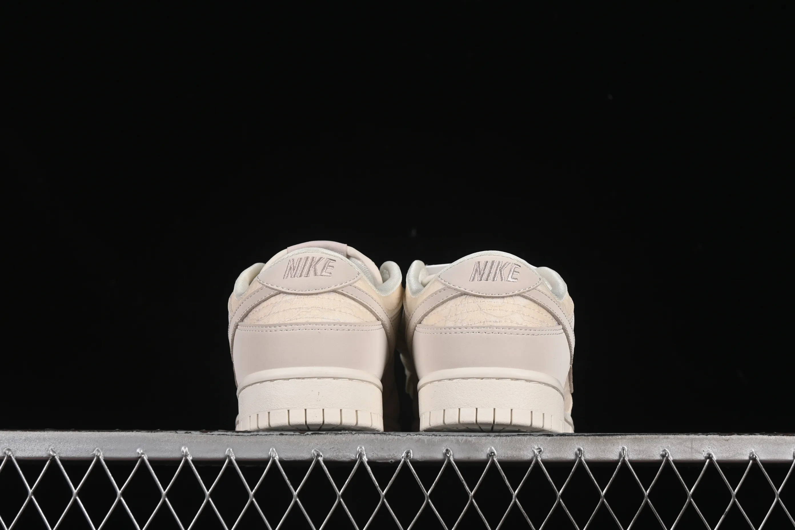 All Categories Nk SB Dunk Series Nk SB Dunk Low Low-top sneakers Nike SB Dunk Low "Light Orewood Brown" Hidden girl low-top casual sneakers HJ5870-100